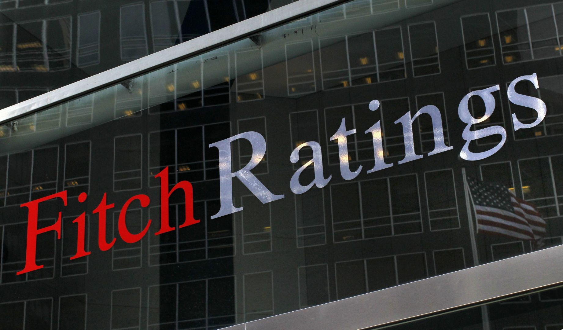 Ο οίκος Fitch απειλεί με υποβάθμιση την αμερικανική οικονομία